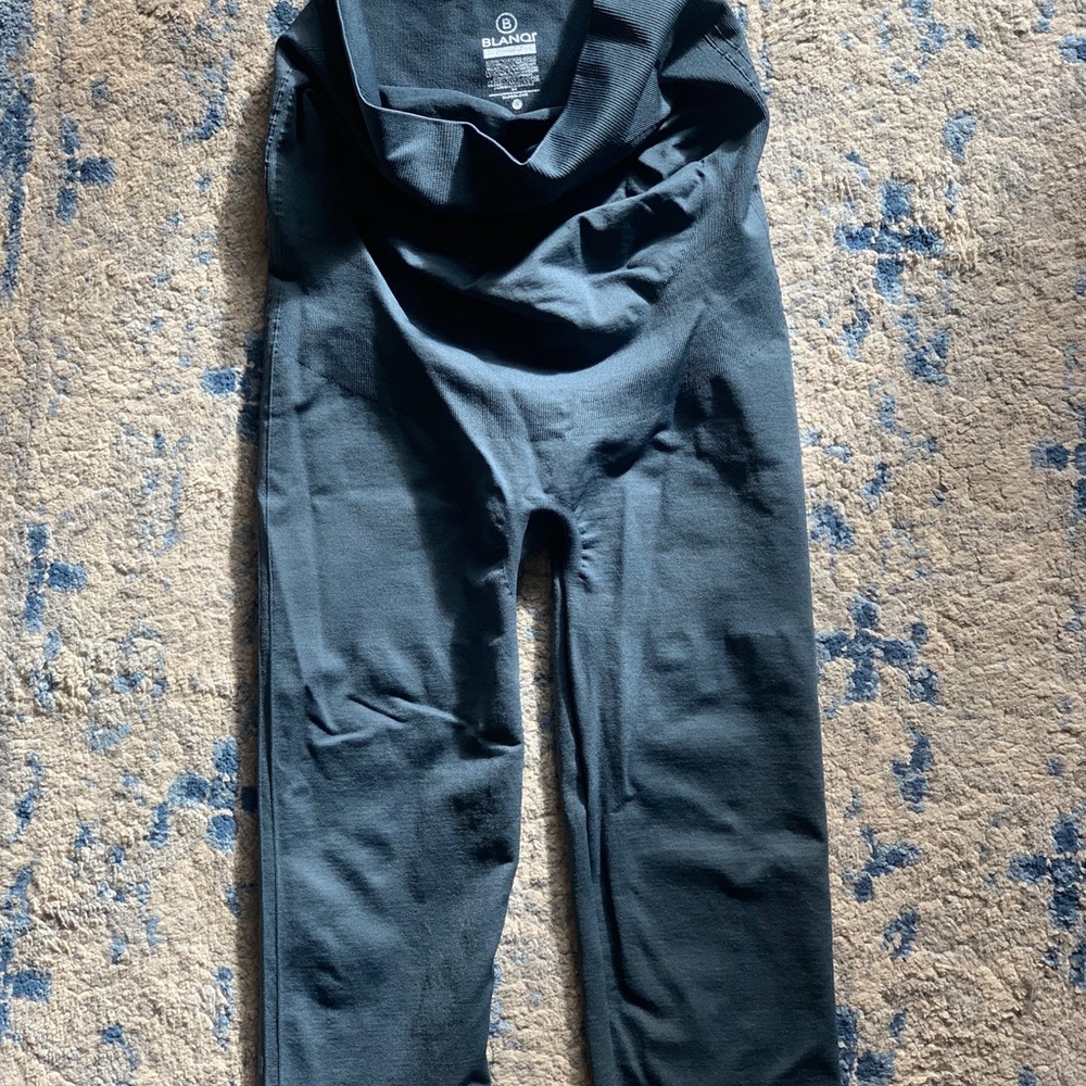 Maternity- BLANQI storm gray cropped leggings.